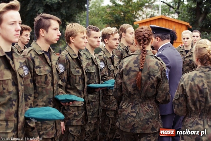 Zdjęcie w galerii na portalu naszraciborz.pl: Piknik militarny na zamku - uczniowie ZSOMS złożyli ślubowanie wiadomości z regionu