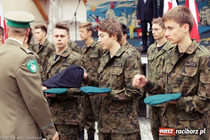 Zdjęcie w galerii na portalu naszraciborz.pl: Piknik militarny na zamku - uczniowie ZSOMS złożyli ślubowanie wiadomości z regionu