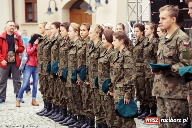 Zdjęcie w galerii na portalu naszraciborz.pl: Piknik militarny na zamku - uczniowie ZSOMS złożyli ślubowanie wiadomości z regionu
