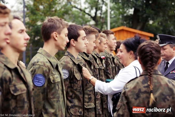Zdjęcie w galerii na portalu naszraciborz.pl: Piknik militarny na zamku - uczniowie ZSOMS złożyli ślubowanie wiadomości z regionu