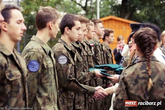 Zdjęcie w galerii na portalu naszraciborz.pl: Piknik militarny na zamku - uczniowie ZSOMS złożyli ślubowanie wiadomości z regionu