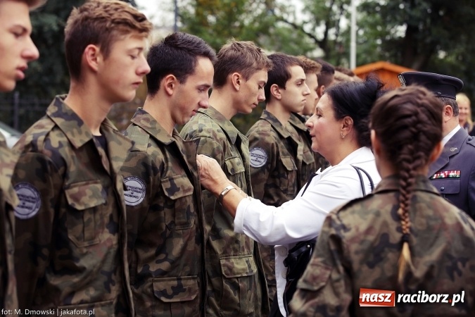 Zdjęcie w galerii na portalu naszraciborz.pl: Piknik militarny na zamku - uczniowie ZSOMS złożyli ślubowanie wiadomości z regionu
