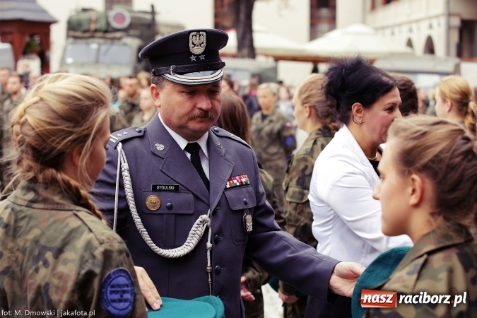 Zdjęcie w galerii na portalu naszraciborz.pl: Piknik militarny na zamku - uczniowie ZSOMS złożyli ślubowanie wiadomości z regionu