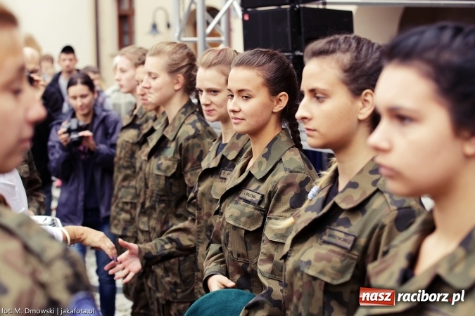 Zdjęcie w galerii na portalu naszraciborz.pl: Piknik militarny na zamku - uczniowie ZSOMS złożyli ślubowanie wiadomości z regionu