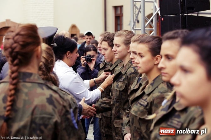 Zdjęcie w galerii na portalu naszraciborz.pl: Piknik militarny na zamku - uczniowie ZSOMS złożyli ślubowanie wiadomości z regionu