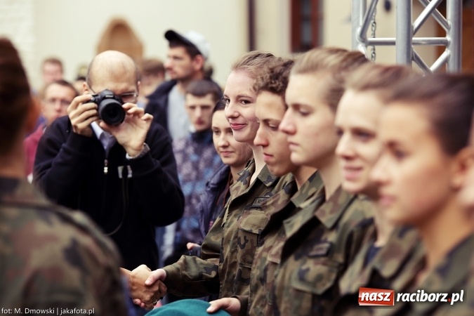 Zdjęcie w galerii na portalu naszraciborz.pl: Piknik militarny na zamku - uczniowie ZSOMS złożyli ślubowanie wiadomości z regionu