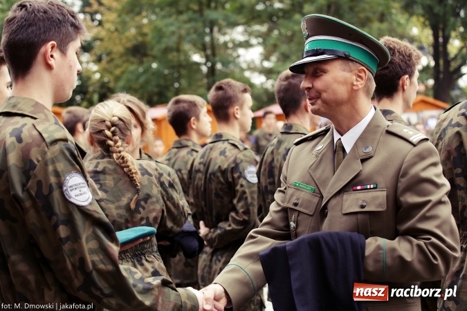 Zdjęcie w galerii na portalu naszraciborz.pl: Piknik militarny na zamku - uczniowie ZSOMS złożyli ślubowanie wiadomości z regionu