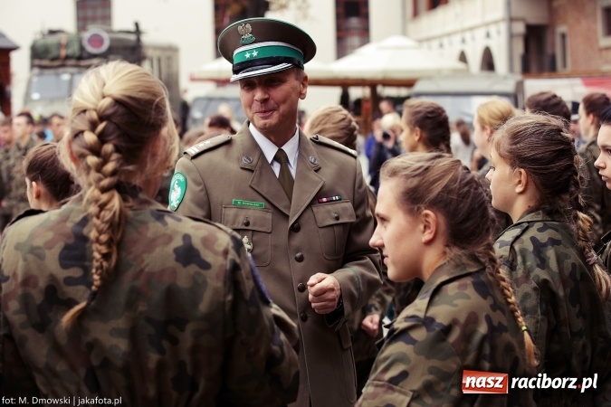 Zdjęcie w galerii na portalu naszraciborz.pl: Piknik militarny na zamku - uczniowie ZSOMS złożyli ślubowanie wiadomości z regionu