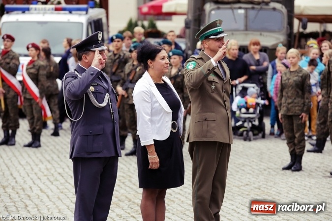 Zdjęcie w galerii na portalu naszraciborz.pl: Piknik militarny na zamku - uczniowie ZSOMS złożyli ślubowanie wiadomości z regionu
