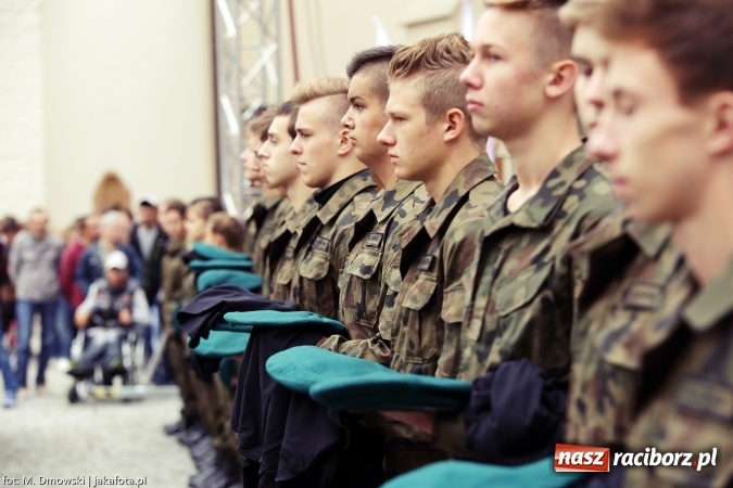 Zdjęcie w galerii na portalu naszraciborz.pl: Piknik militarny na zamku - uczniowie ZSOMS złożyli ślubowanie wiadomości z regionu