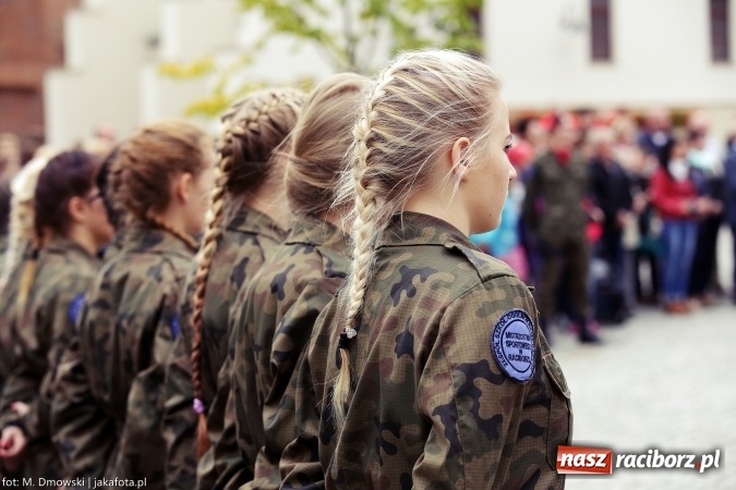Zdjęcie w galerii na portalu naszraciborz.pl: Piknik militarny na zamku - uczniowie ZSOMS złożyli ślubowanie wiadomości z regionu