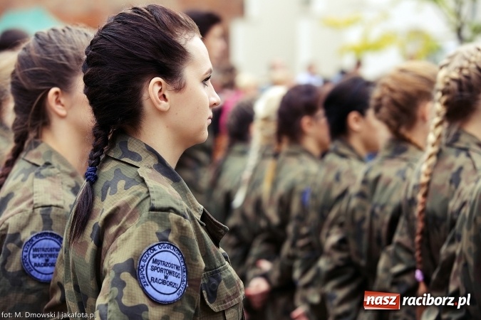 Zdjęcie w galerii na portalu naszraciborz.pl: Piknik militarny na zamku - uczniowie ZSOMS złożyli ślubowanie wiadomości z regionu