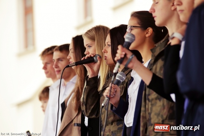 Zdjęcie w galerii na portalu naszraciborz.pl: Piknik militarny na zamku - uczniowie ZSOMS złożyli ślubowanie wiadomości z regionu