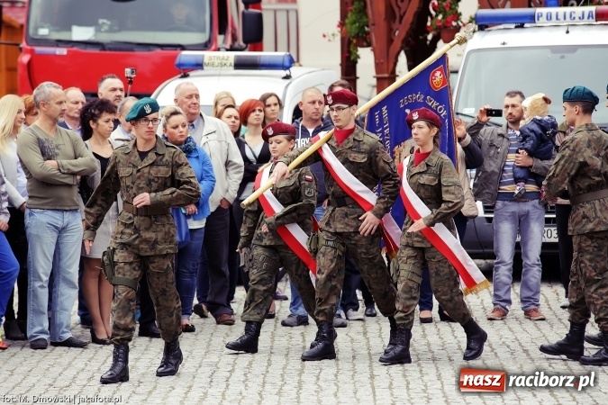 Zdjęcie w galerii na portalu naszraciborz.pl: Piknik militarny na zamku - uczniowie ZSOMS złożyli ślubowanie wiadomości z regionu