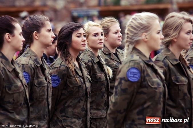 Zdjęcie w galerii na portalu naszraciborz.pl: Piknik militarny na zamku - uczniowie ZSOMS złożyli ślubowanie wiadomości z regionu