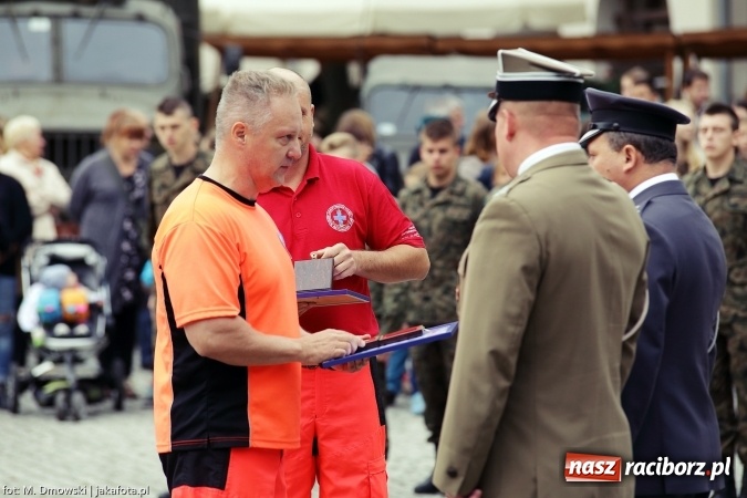 Zdjęcie w galerii na portalu naszraciborz.pl: Piknik militarny na zamku - uczniowie ZSOMS złożyli ślubowanie wiadomości z regionu