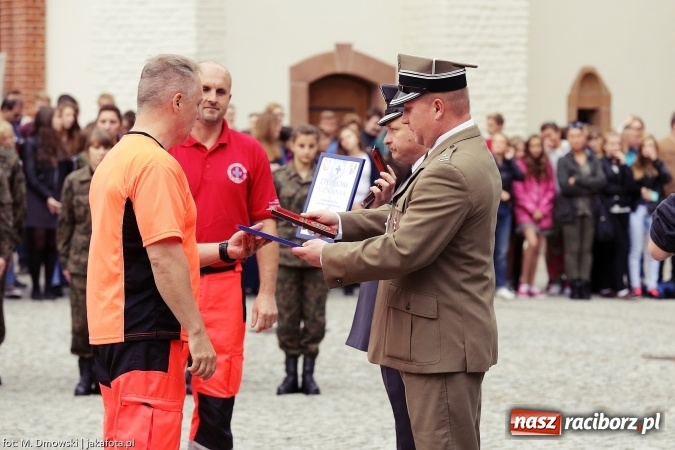Zdjęcie w galerii na portalu naszraciborz.pl: Piknik militarny na zamku - uczniowie ZSOMS złożyli ślubowanie wiadomości z regionu