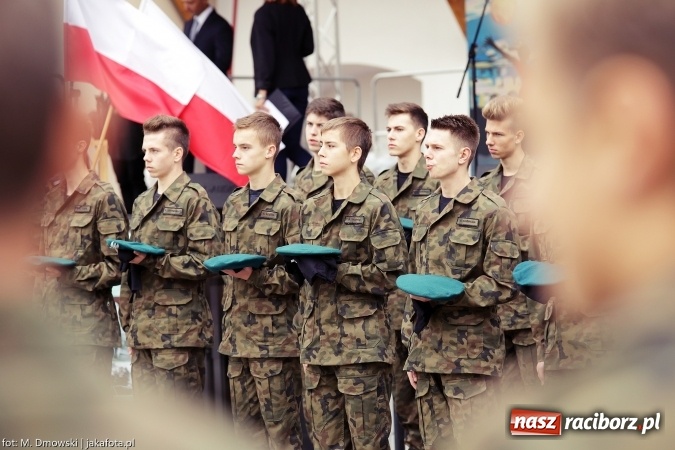 Zdjęcie w galerii na portalu naszraciborz.pl: Piknik militarny na zamku - uczniowie ZSOMS złożyli ślubowanie wiadomości z regionu