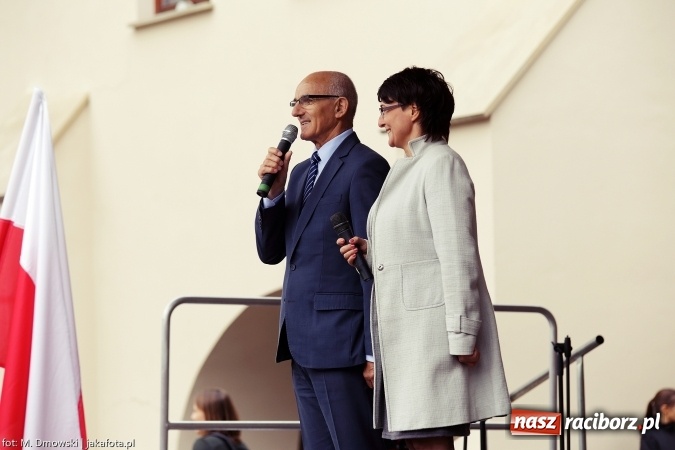 Zdjęcie w galerii na portalu naszraciborz.pl: Piknik militarny na zamku - uczniowie ZSOMS złożyli ślubowanie wiadomości z regionu