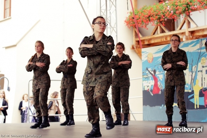 Zdjęcie w galerii na portalu naszraciborz.pl: Piknik militarny na zamku - uczniowie ZSOMS złożyli ślubowanie wiadomości z regionu