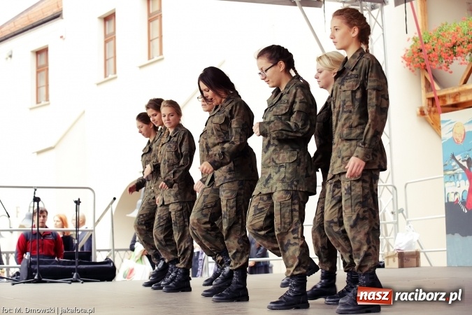 Zdjęcie w galerii na portalu naszraciborz.pl: Piknik militarny na zamku - uczniowie ZSOMS złożyli ślubowanie wiadomości z regionu