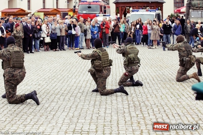 Zdjęcie w galerii na portalu naszraciborz.pl: Piknik militarny na zamku - uczniowie ZSOMS złożyli ślubowanie wiadomości z regionu