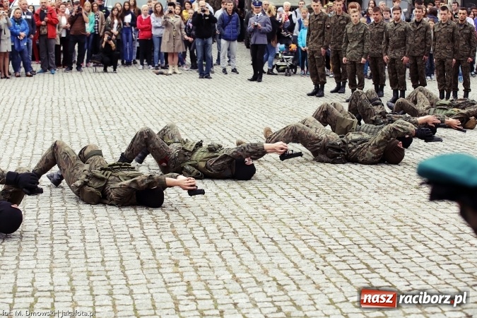 Zdjęcie w galerii na portalu naszraciborz.pl: Piknik militarny na zamku - uczniowie ZSOMS złożyli ślubowanie wiadomości z regionu