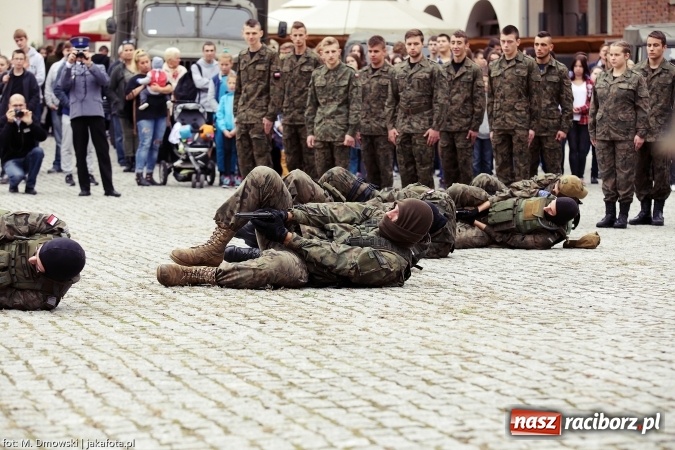 Zdjęcie w galerii na portalu naszraciborz.pl: Piknik militarny na zamku - uczniowie ZSOMS złożyli ślubowanie wiadomości z regionu