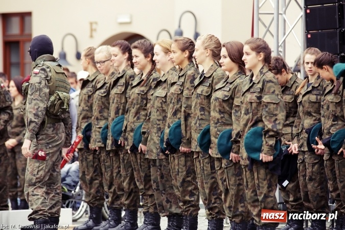 Zdjęcie w galerii na portalu naszraciborz.pl: Piknik militarny na zamku - uczniowie ZSOMS złożyli ślubowanie wiadomości z regionu