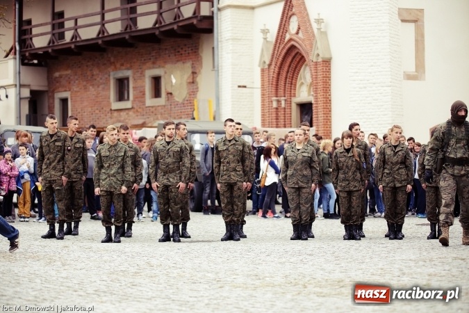 Zdjęcie w galerii na portalu naszraciborz.pl: Piknik militarny na zamku - uczniowie ZSOMS złożyli ślubowanie wiadomości z regionu