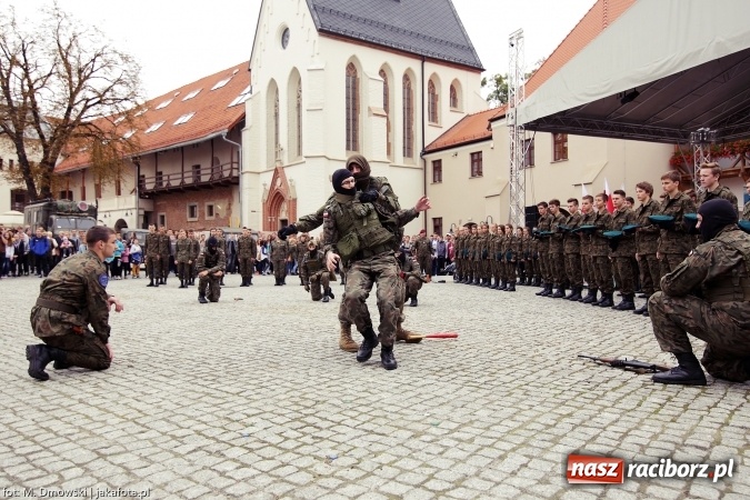 Zdjęcie w galerii na portalu naszraciborz.pl: Piknik militarny na zamku - uczniowie ZSOMS złożyli ślubowanie wiadomości z regionu