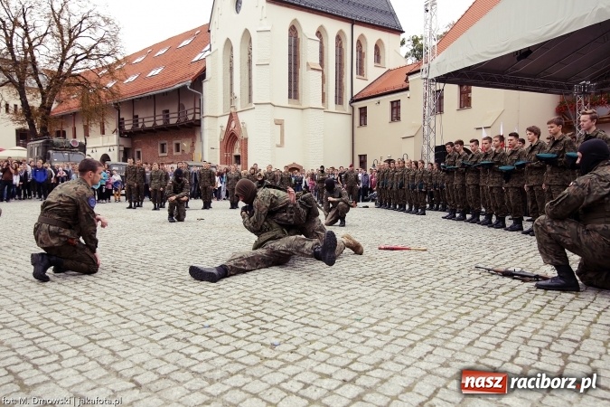 Zdjęcie w galerii na portalu naszraciborz.pl: Piknik militarny na zamku - uczniowie ZSOMS złożyli ślubowanie wiadomości z regionu
