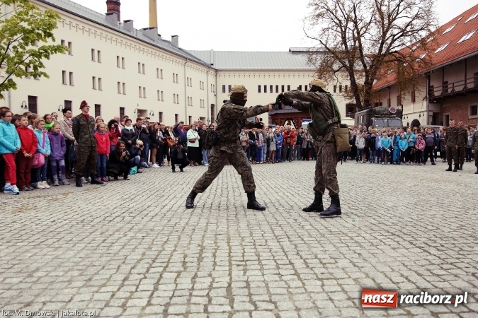 Zdjęcie w galerii na portalu naszraciborz.pl: Piknik militarny na zamku - uczniowie ZSOMS złożyli ślubowanie wiadomości z regionu