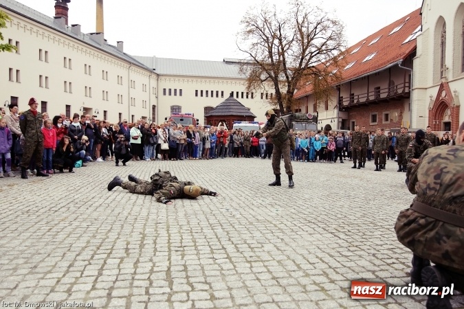 Zdjęcie w galerii na portalu naszraciborz.pl: Piknik militarny na zamku - uczniowie ZSOMS złożyli ślubowanie wiadomości z regionu