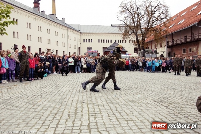 Zdjęcie w galerii na portalu naszraciborz.pl: Piknik militarny na zamku - uczniowie ZSOMS złożyli ślubowanie wiadomości z regionu