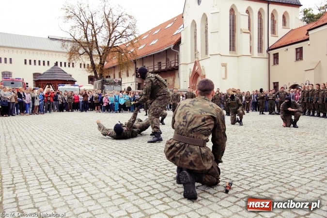 Zdjęcie w galerii na portalu naszraciborz.pl: Piknik militarny na zamku - uczniowie ZSOMS złożyli ślubowanie wiadomości z regionu