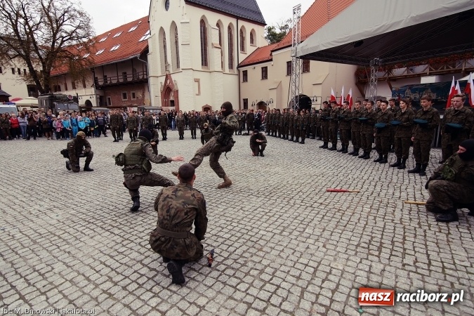 Zdjęcie w galerii na portalu naszraciborz.pl: Piknik militarny na zamku - uczniowie ZSOMS złożyli ślubowanie wiadomości z regionu