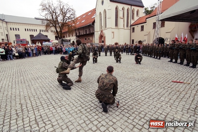 Zdjęcie w galerii na portalu naszraciborz.pl: Piknik militarny na zamku - uczniowie ZSOMS złożyli ślubowanie wiadomości z regionu