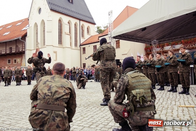 Zdjęcie w galerii na portalu naszraciborz.pl: Piknik militarny na zamku - uczniowie ZSOMS złożyli ślubowanie wiadomości z regionu