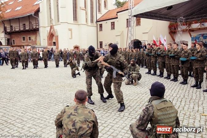 Zdjęcie w galerii na portalu naszraciborz.pl: Piknik militarny na zamku - uczniowie ZSOMS złożyli ślubowanie wiadomości z regionu
