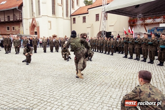 Zdjęcie w galerii na portalu naszraciborz.pl: Piknik militarny na zamku - uczniowie ZSOMS złożyli ślubowanie wiadomości z regionu
