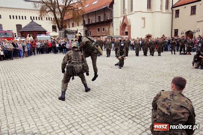 Zdjęcie w galerii na portalu naszraciborz.pl: Piknik militarny na zamku - uczniowie ZSOMS złożyli ślubowanie wiadomości z regionu