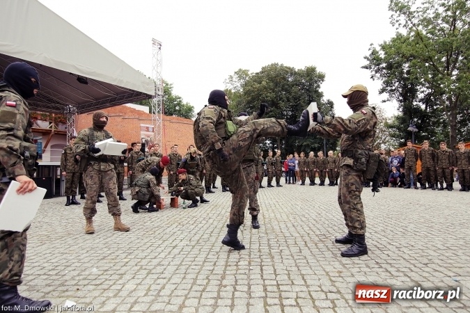 Zdjęcie w galerii na portalu naszraciborz.pl: Piknik militarny na zamku - uczniowie ZSOMS złożyli ślubowanie wiadomości z regionu