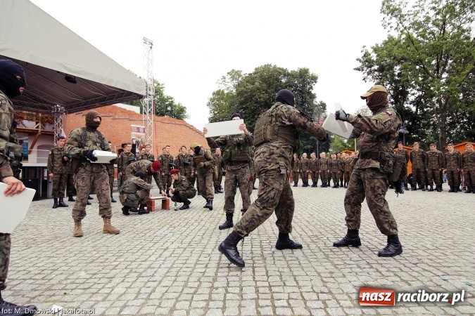 Zdjęcie w galerii na portalu naszraciborz.pl: Piknik militarny na zamku - uczniowie ZSOMS złożyli ślubowanie wiadomości z regionu