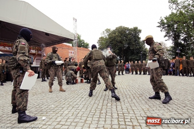 Zdjęcie w galerii na portalu naszraciborz.pl: Piknik militarny na zamku - uczniowie ZSOMS złożyli ślubowanie wiadomości z regionu