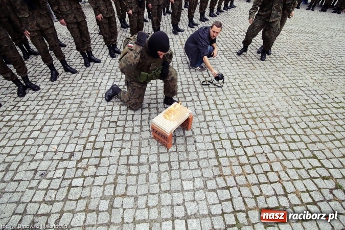 Zdjęcie w galerii na portalu naszraciborz.pl: Piknik militarny na zamku - uczniowie ZSOMS złożyli ślubowanie wiadomości z regionu
