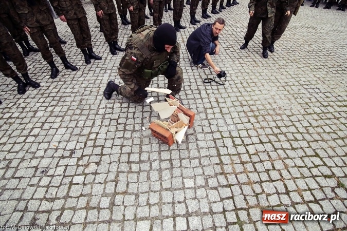 Zdjęcie w galerii na portalu naszraciborz.pl: Piknik militarny na zamku - uczniowie ZSOMS złożyli ślubowanie wiadomości z regionu