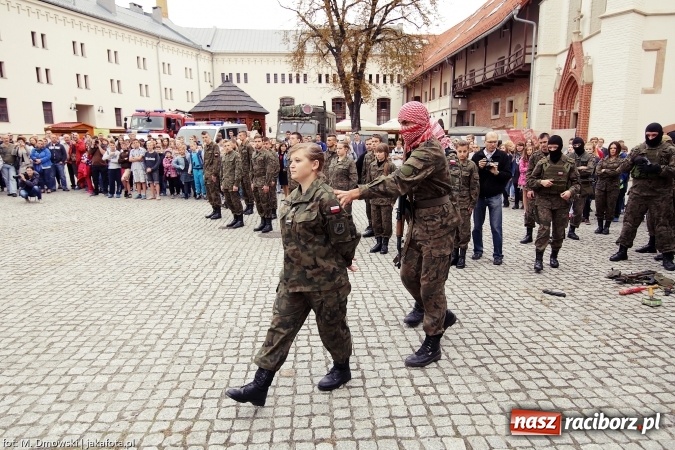 Zdjęcie w galerii na portalu naszraciborz.pl: Piknik militarny na zamku - uczniowie ZSOMS złożyli ślubowanie wiadomości z regionu