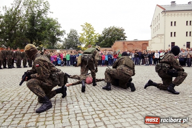 Zdjęcie w galerii na portalu naszraciborz.pl: Piknik militarny na zamku - uczniowie ZSOMS złożyli ślubowanie wiadomości z regionu