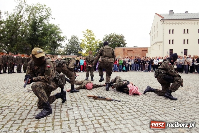Zdjęcie w galerii na portalu naszraciborz.pl: Piknik militarny na zamku - uczniowie ZSOMS złożyli ślubowanie wiadomości z regionu
